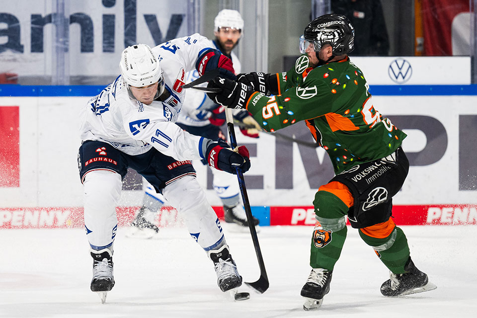 Kristian Reichel von den Adler Mannheim und Fabio Pfohl von den Grizzlys Wolfsburg. Kristian Reichel von den Adler Mannheim und Fabio Pfohl von den Grizzlys Wolfsburg.
