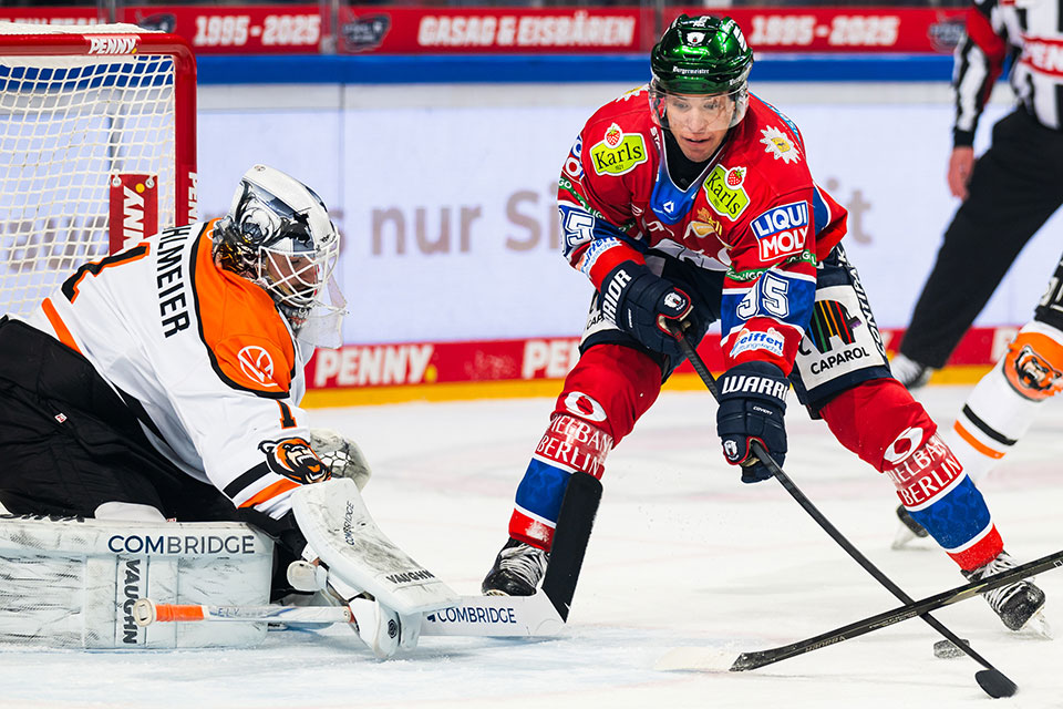 Dustin Strahlmeier von den Grizzlys Wolfsburg und Frederik Tiffels von den Eisbären Berlin. Dustin Strahlmeier von den Grizzlys Wolfsburg und Frederik Tiffels von den Eisbären Berlin.