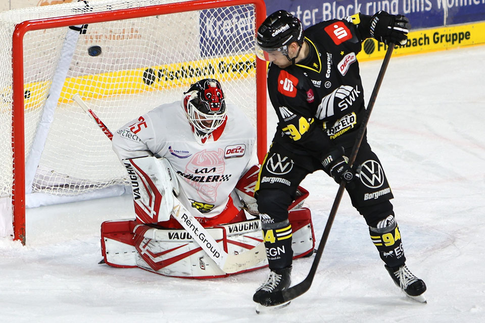 Krefeld trifft zum 5:0 gegen Bad Nauheim. Krefeld trifft zum 5:0 gegen Bad Nauheim.