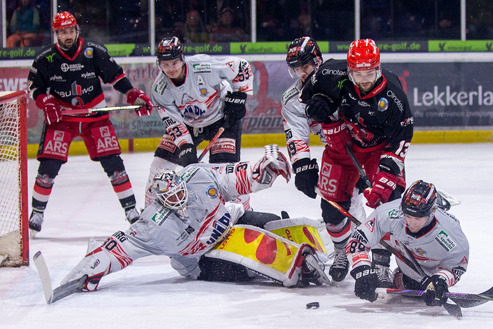 Spielszene Hannover Scorpions gegen Rostock Piranhas. Spielszene Hannover Scorpions gegen Rostock Piranhas.