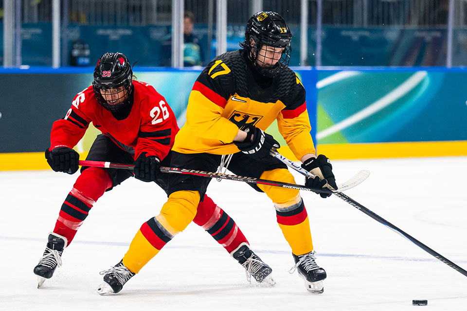 Emily Clark von Team Kanada Frauen und Emily Nix von Team Deutschland. Emily Clark von Team Kanada Frauen und Emily Nix von Team Deutschland.