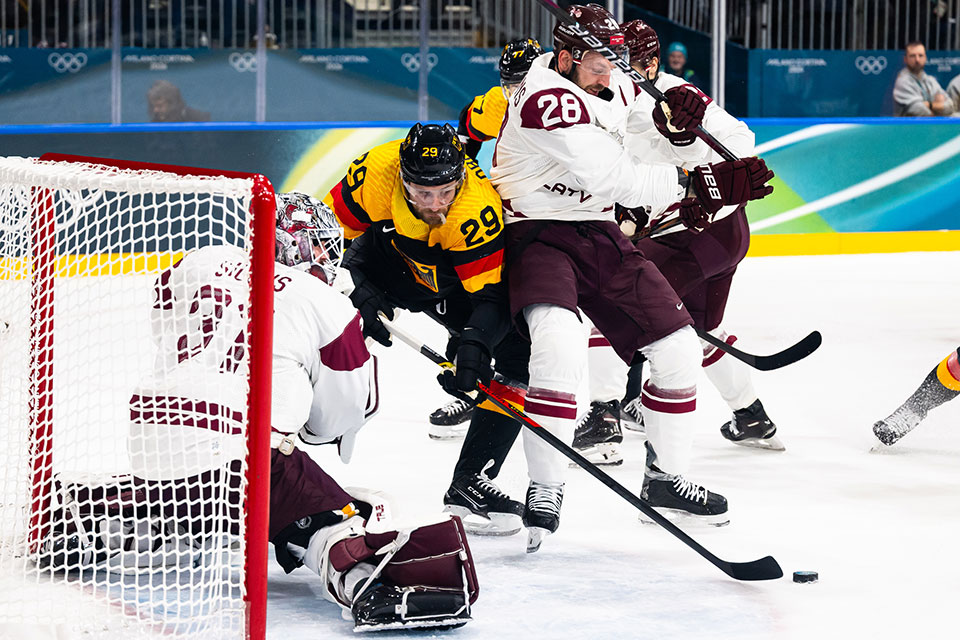 Leon Draisaitl gegen Zemgus Girgensons. Leon Draisaitl gegen Zemgus Girgensons.