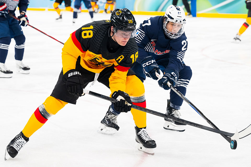 Tim Stützle von Team Deutschland und Jules Boscq von Team Frankreich. Tim Stützle von Team Deutschland und Jules Boscq von Team Frankreich.