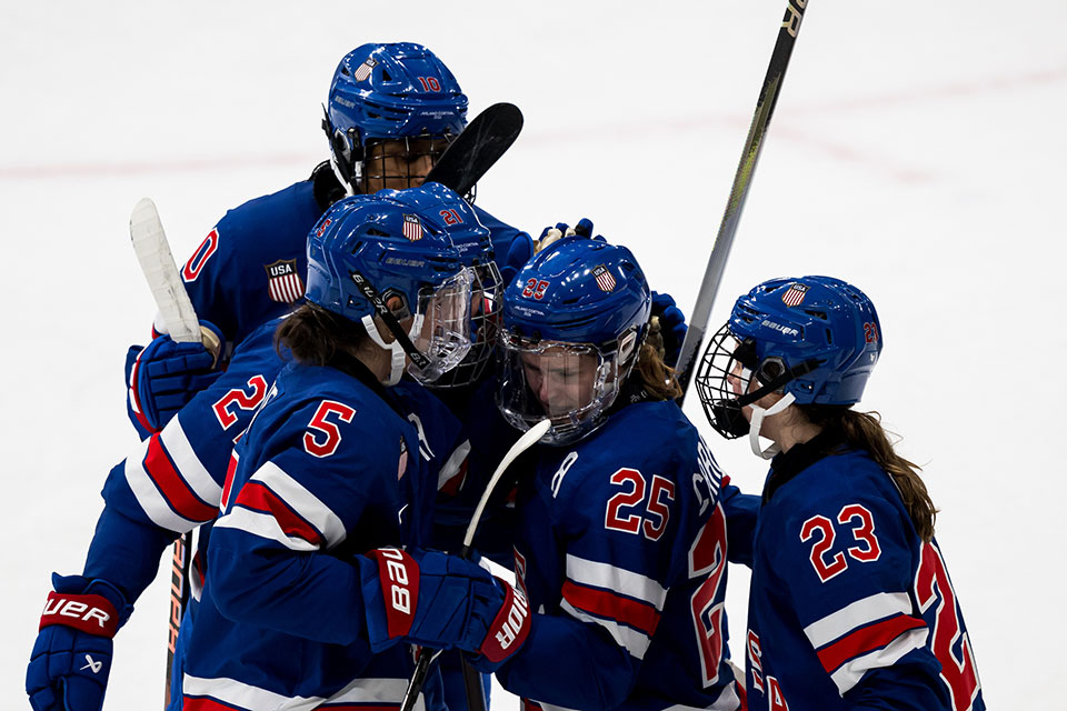 Jubel bei den US-Amerikanerinnen über die Gold-Medaille in Mailand. Jubel bei den US-Amerikanerinnen über die Gold-Medaille in Mailand.