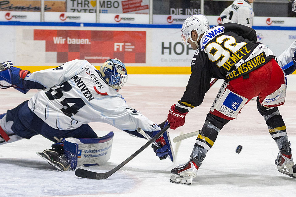 Spielszene Regensburg gegen Weiden. Spielszene Regensburg gegen Weiden.