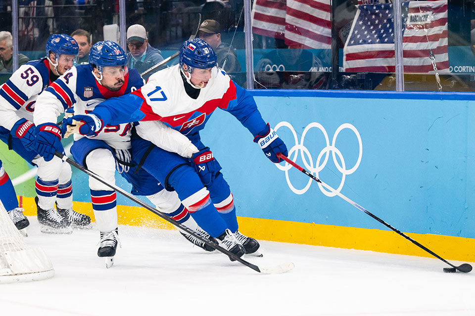 Auston Matthews von Team USA und Simon Nemec von Team Slowakei. Auston Matthews von Team USA und Simon Nemec von Team Slowakei.