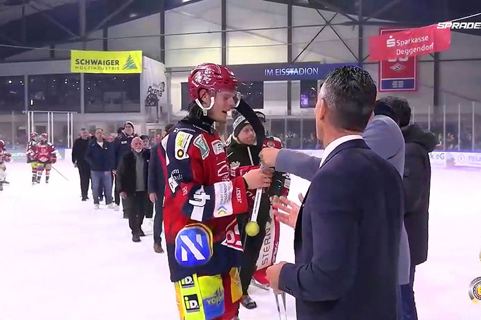 Deggendorf erhält die Süd-Meister-Medaillen. Deggendorf erhält die Süd-Meister-Medaillen.