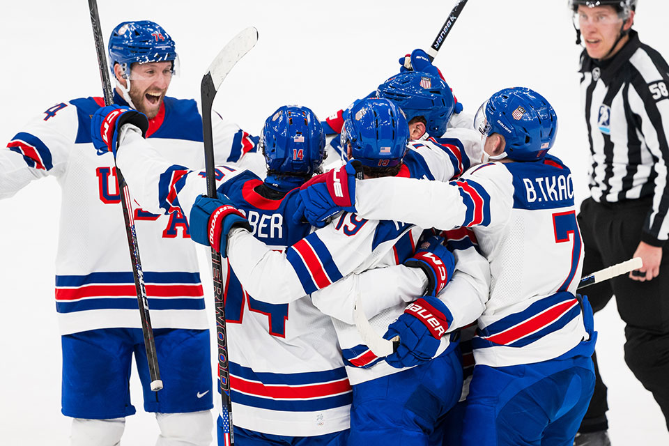 Grund zum Feiern für die USA nach dem Gewinn der Goldmedaille. Grund zum Feiern für die USA nach dem Gewinn der Goldmedaille.