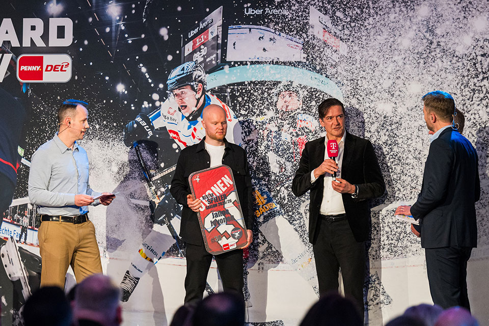 Janne Juvonen (2. von links) ist Spieler des Jahres in der DEL. Janne Juvonen (2. von links) ist Spieler des Jahres in der DEL.