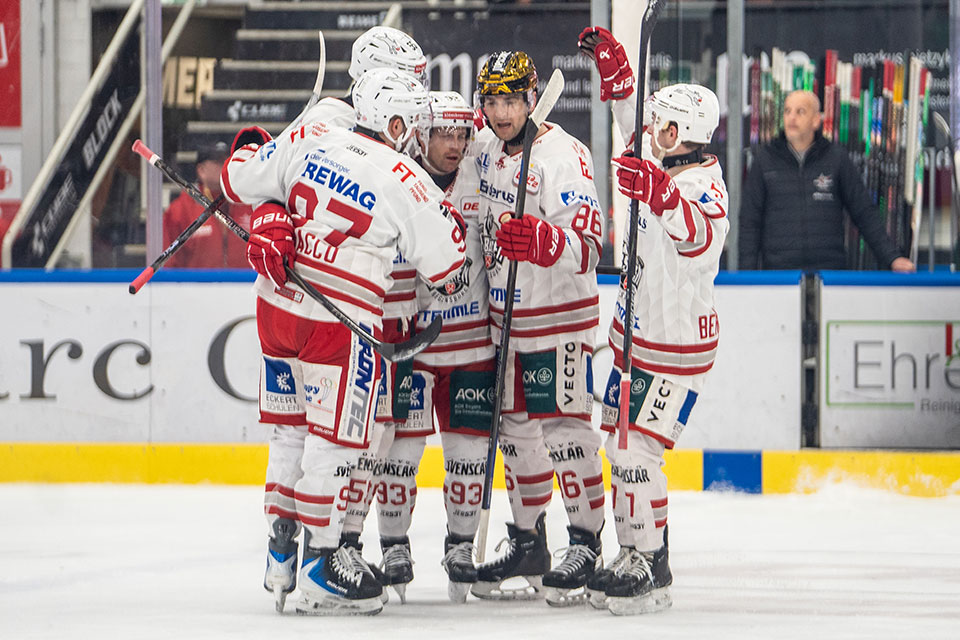 Regensburg jubelt über den dritten Sieg in Rosenheim. Regensburg jubelt über den dritten Sieg in Rosenheim.