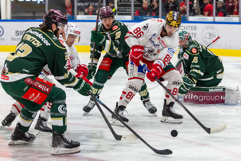 Spielszene Rosenheim gegen Regensburg. Spielszene Rosenheim gegen Regensburg.