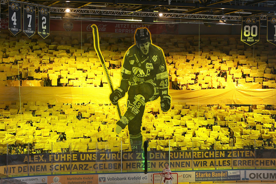 Choreo der Krefelder Fans für Alex Weiss. Choreo der Krefelder Fans für Alex Weiss.