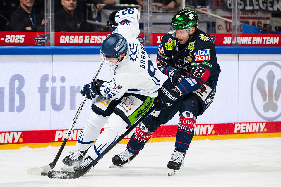 Spielszene Berlin gegen Straubing. Spielszene Berlin gegen Straubing.