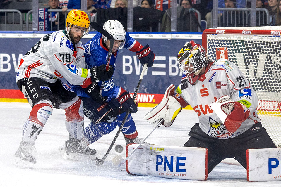 Spielszene Mannheim gegen Bremerhaven. Spielszene Mannheim gegen Bremerhaven.