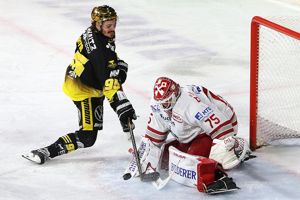 Spielszene Krefeld gegen Regensburg. Spielszene Krefeld gegen Regensburg.