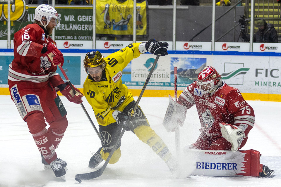 Spielszene Regensburg gegen Krefeld. Spielszene Regensburg gegen Krefeld.