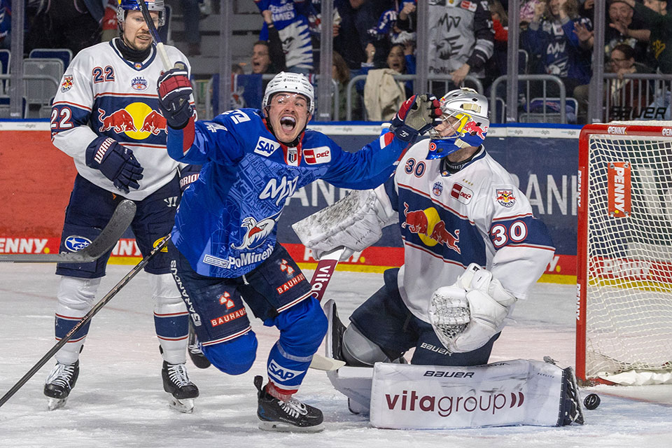 Jubel bei den Adlern nach dem dritten Sieg gegen München. Jubel bei den Adlern nach dem dritten Sieg gegen München.