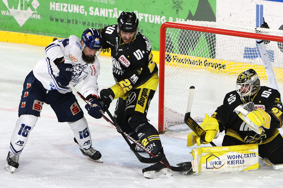 Spielszene Krefeld gegen Kassel. Spielszene Krefeld gegen Kassel.