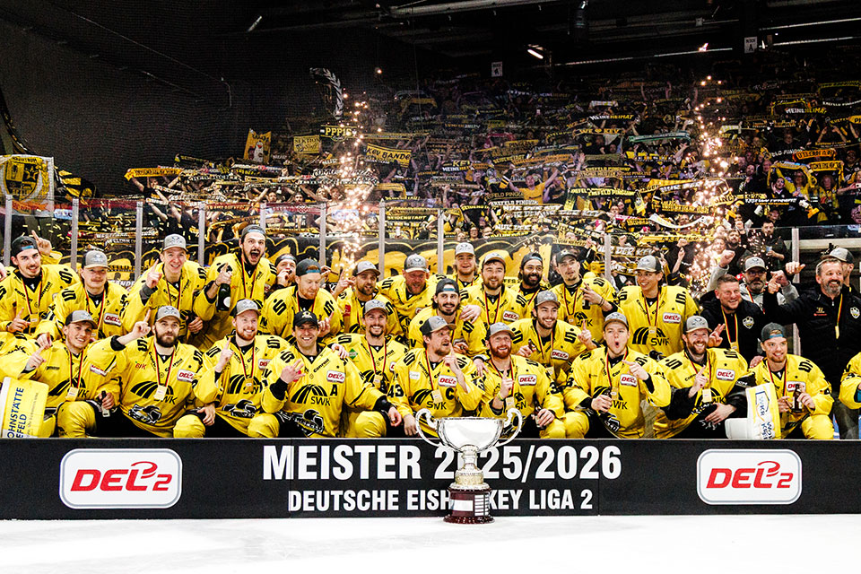 Krefeld feiert die Meisterschaft nach dem Spiel in Kassel. Krefeld feiert die Meisterschaft nach dem Spiel in Kassel.