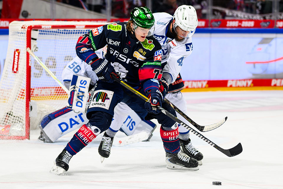 Eric Hördler von den Eisbären Berlin und Lukas Kälble von den Adler Mannheim im Zweikampf. Eric Hördler von den Eisbären Berlin und Lukas Kälble von den Adler Mannheim im Zweikampf.