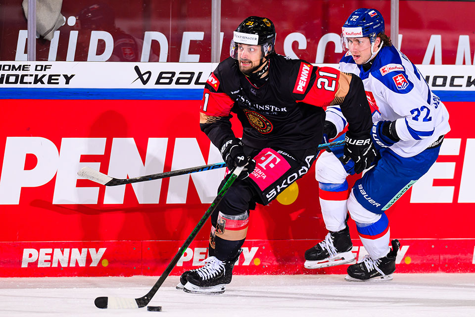 Nico Krämmer von Team Deutschland führt den Puck während des Spiels zwischen Team Deutschland und Team Slowakei. Nico Krämmer von Team Deutschland führt den Puck während des Spiels zwischen Team Deutschland und Team Slowakei.
