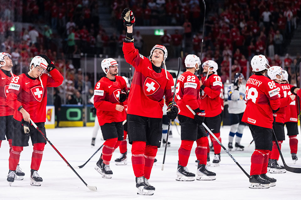 Die Schweiz feiert den achten Sieg im achten Spiel. Die Schweiz feiert den achten Sieg im achten Spiel.