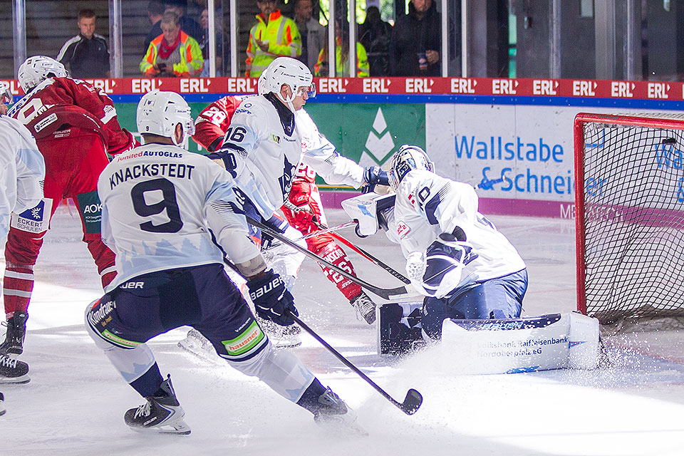 Regensburg erzielt das 2:0 gegen Weiden beim Turnier in Deggendorf. Regensburg erzielt das 2:0 gegen Weiden beim Turnier in Deggendorf.