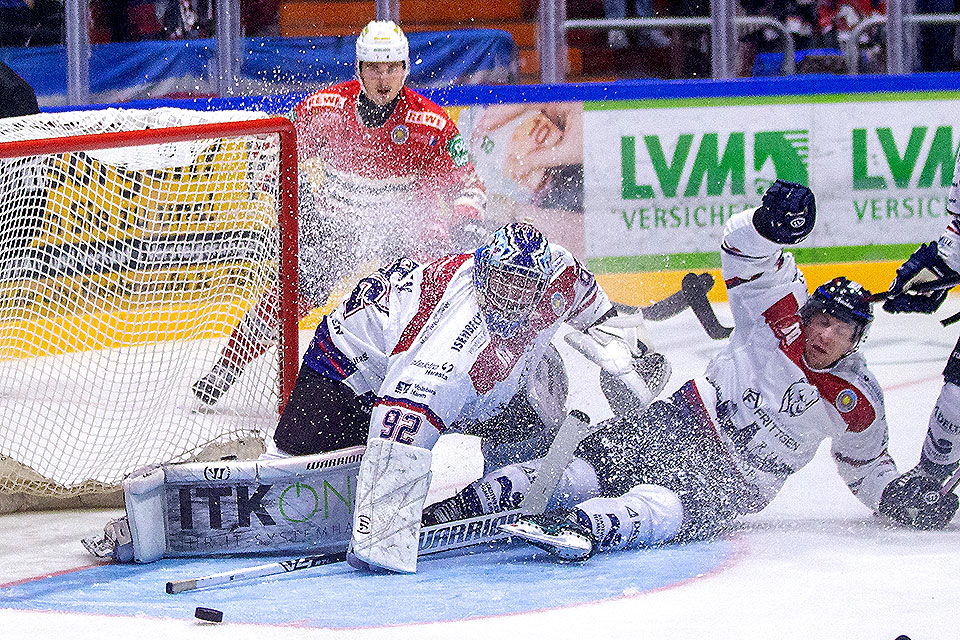 Die Hannover Indians bekommen den Puck im ersten Testspiel nicht im Tor der Eisbären unter. Die Hannover Indians bekommen den Puck im ersten Testspiel nicht im Tor der Eisbären unter.