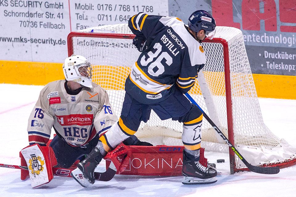 Stuttgarts Matthew Pistilli überwindet Heilbronns Franz Jokinen beim Penaltyschießen zum Sieg für die Rebels. Stuttgarts Matthew Pistilli überwindet Heilbronns Franz Jokinen beim Penaltyschießen zum Sieg für die Rebels.