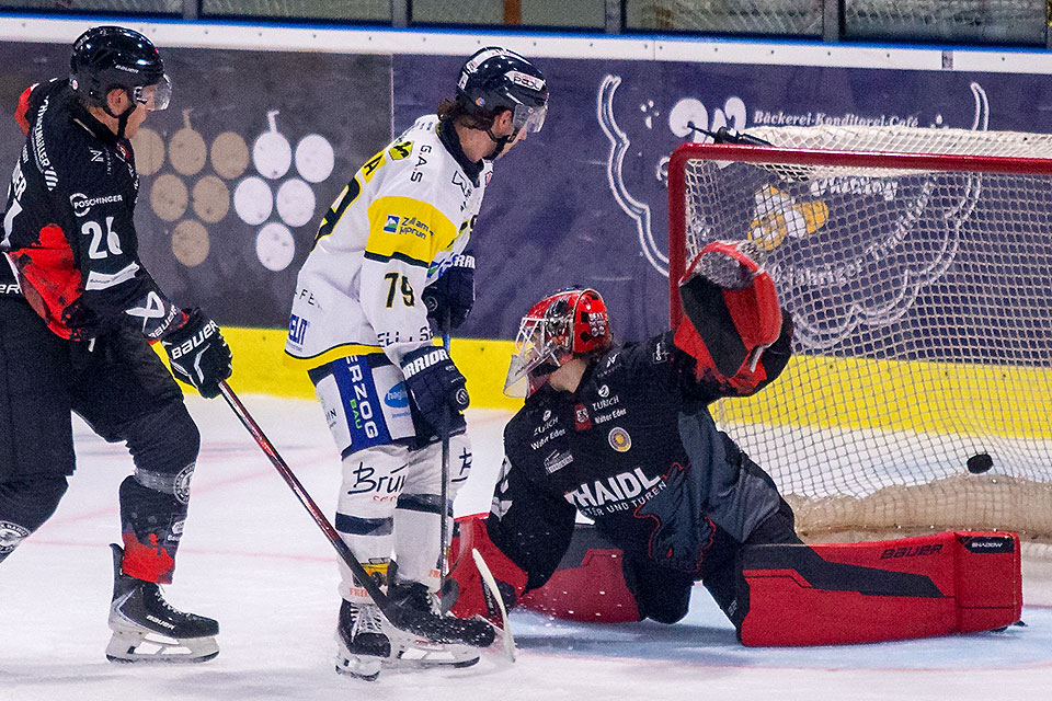 Wilfan trifft zum 1:1 für die Zeller Eisbären. Wilfan trifft zum 1:1 für die Zeller Eisbären.