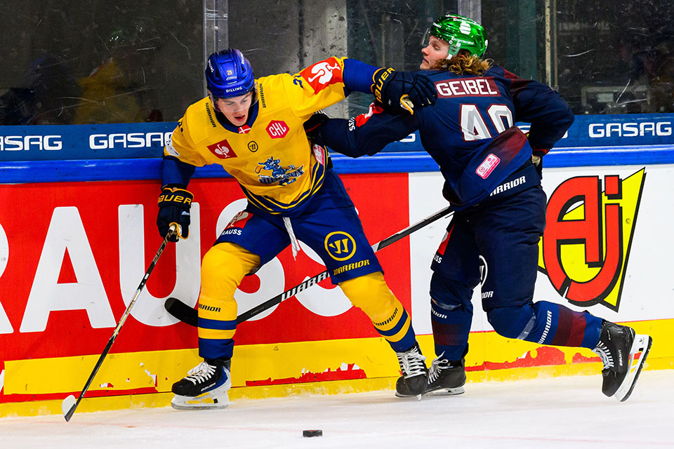 Hjalte Kruse Thomsen von Herning Blue Fox und Korbinian Geibel von den Eisbären Berlin im Zweikampf. Hjalte Kruse Thomsen von Herning Blue Fox und Korbinian Geibel von den Eisbären Berlin im Zweikampf.