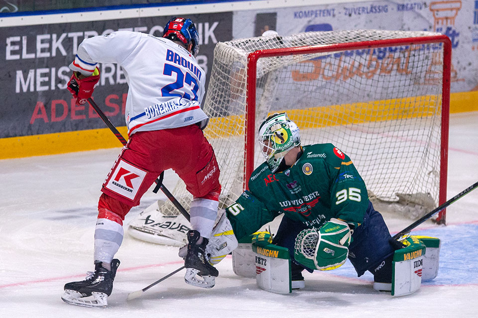 Aidan Brown trifft im ersten Drittel zum 1:0 für Selb in Höchstadt. Aidan Brown trifft im ersten Drittel zum 1:0 für Selb in Höchstadt.