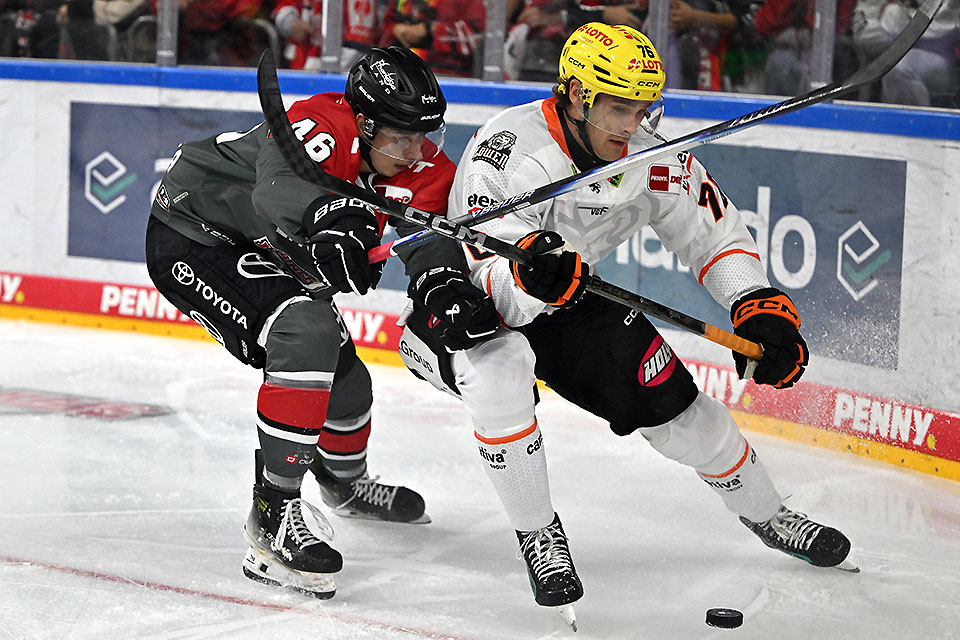 Kölns Kevin Niedenz gegen Frankfurts Daniel Wirt. Kölns Kevin Niedenz gegen Frankfurts Daniel Wirt.