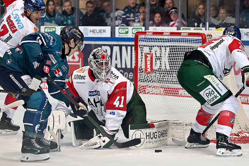 Iserlohns Johannes Krauss gegen die Panther Alec McCrea und Torwart Peyton Jones. Iserlohns Johannes Krauss gegen die Panther Alec McCrea und Torwart Peyton Jones.