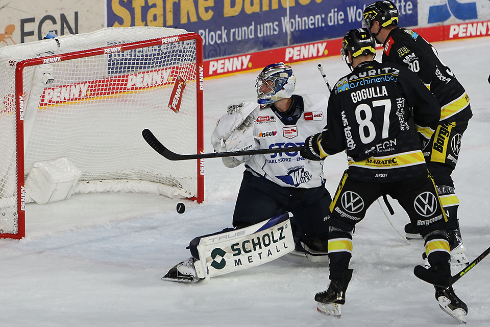 Krefeld trifft zum 2:1 gegen Schwenningen. Krefeld trifft zum 2:1 gegen Schwenningen.