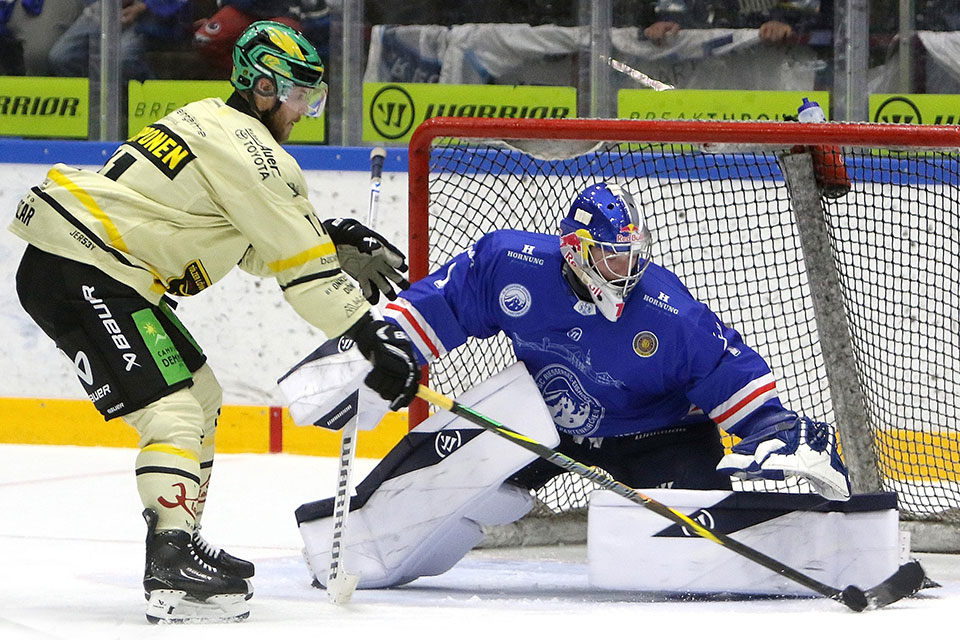 Löwe Topi Piipponem gegen SCR-Goalie Max Bolle. Löwe Topi Piipponem gegen SCR-Goalie Max Bolle.