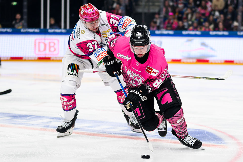 Markus Vikingstad von den Eisbären Berlin und Tyler Morley von den Grizzlys Wolfsburg. Markus Vikingstad von den Eisbären Berlin und Tyler Morley von den Grizzlys Wolfsburg.