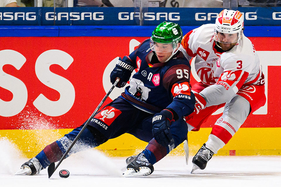 Frederik Tiffels von den Eisbären Berlin und Will MacKinnon von KAC Klagenfurt. Frederik Tiffels von den Eisbären Berlin und Will MacKinnon von KAC Klagenfurt.