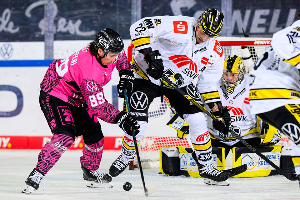Matt Choupani von den Grizzlys Wolfsburg und Oliver Mebus von den Krefeld Pinguinen im Zweikampf. Matt Choupani von den Grizzlys Wolfsburg und Oliver Mebus von den Krefeld Pinguinen im Zweikampf.