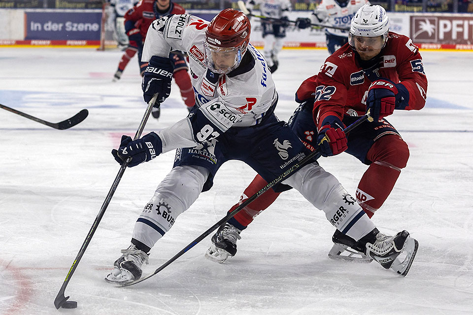 Schwenningens Sebastian Uvira gegen Mannheim Nicolas Mattinen. Schwenningens Sebastian Uvira gegen Mannheim Nicolas Mattinen.