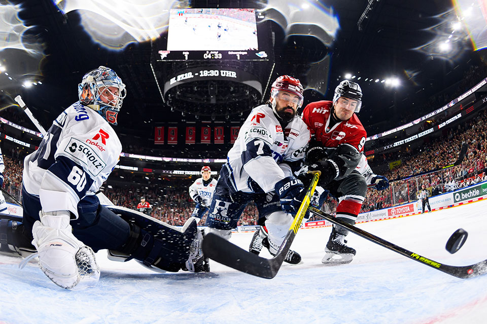 Die Schwenninger Joacim Eriksson und Dominik Bittner gegen Kölns Maximilian Kammerer. Die Schwenninger Joacim Eriksson und Dominik Bittner gegen Kölns Maximilian Kammerer.