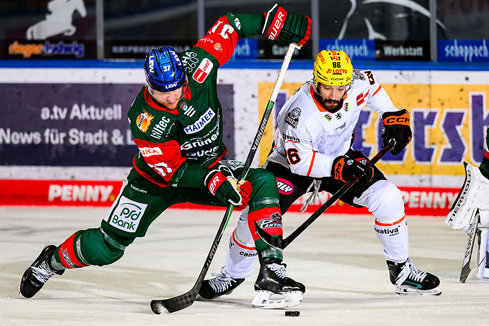 Kyle Wood von den Augsburger Panther und Cameron Brace von den Löwen Frankfurt im Zweikampf. Kyle Wood von den Augsburger Panther und Cameron Brace von den Löwen Frankfurt im Zweikampf.